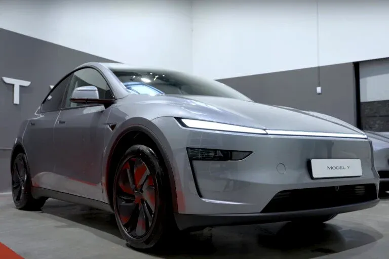 Tesla vs constructeurs traditionnels : cinq ans de possession, qui gagne ?
