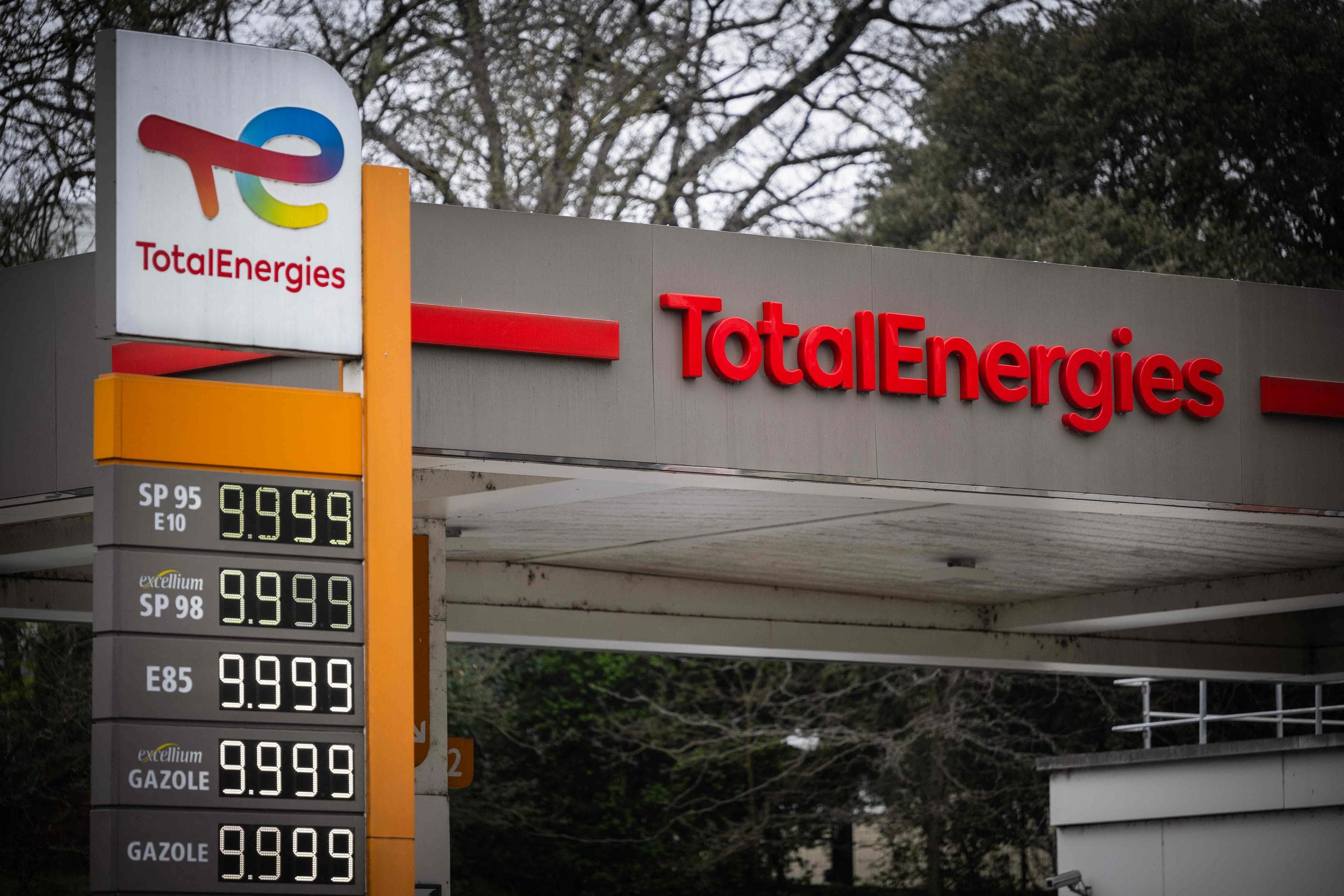 Carburants : TotalEnergies prolonge son plafonnement des prix et Citroën envisage un retour de la 2CV